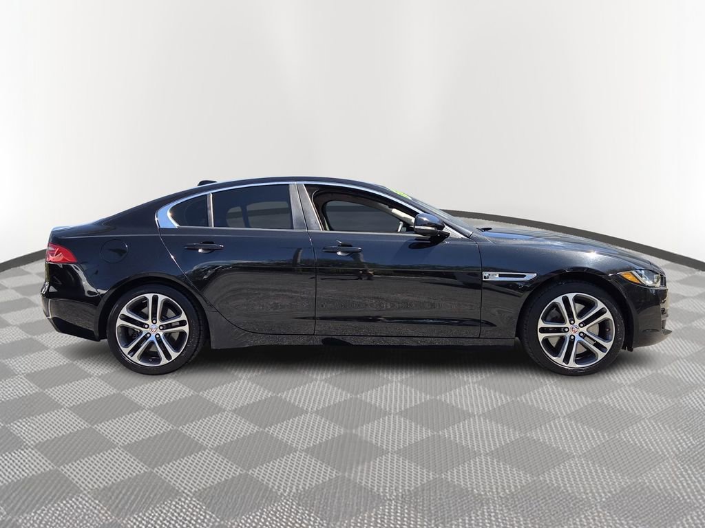 Used 2017 Jaguar XE Premium image 7