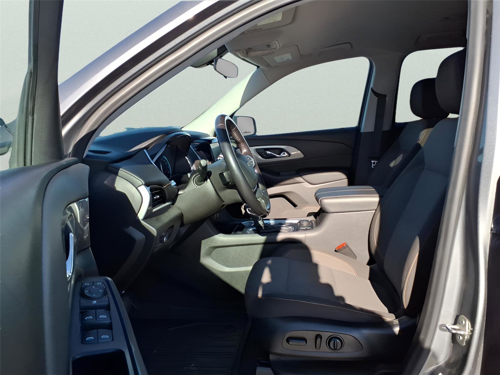 Used 2021 Chevrolet Traverse LT image 2