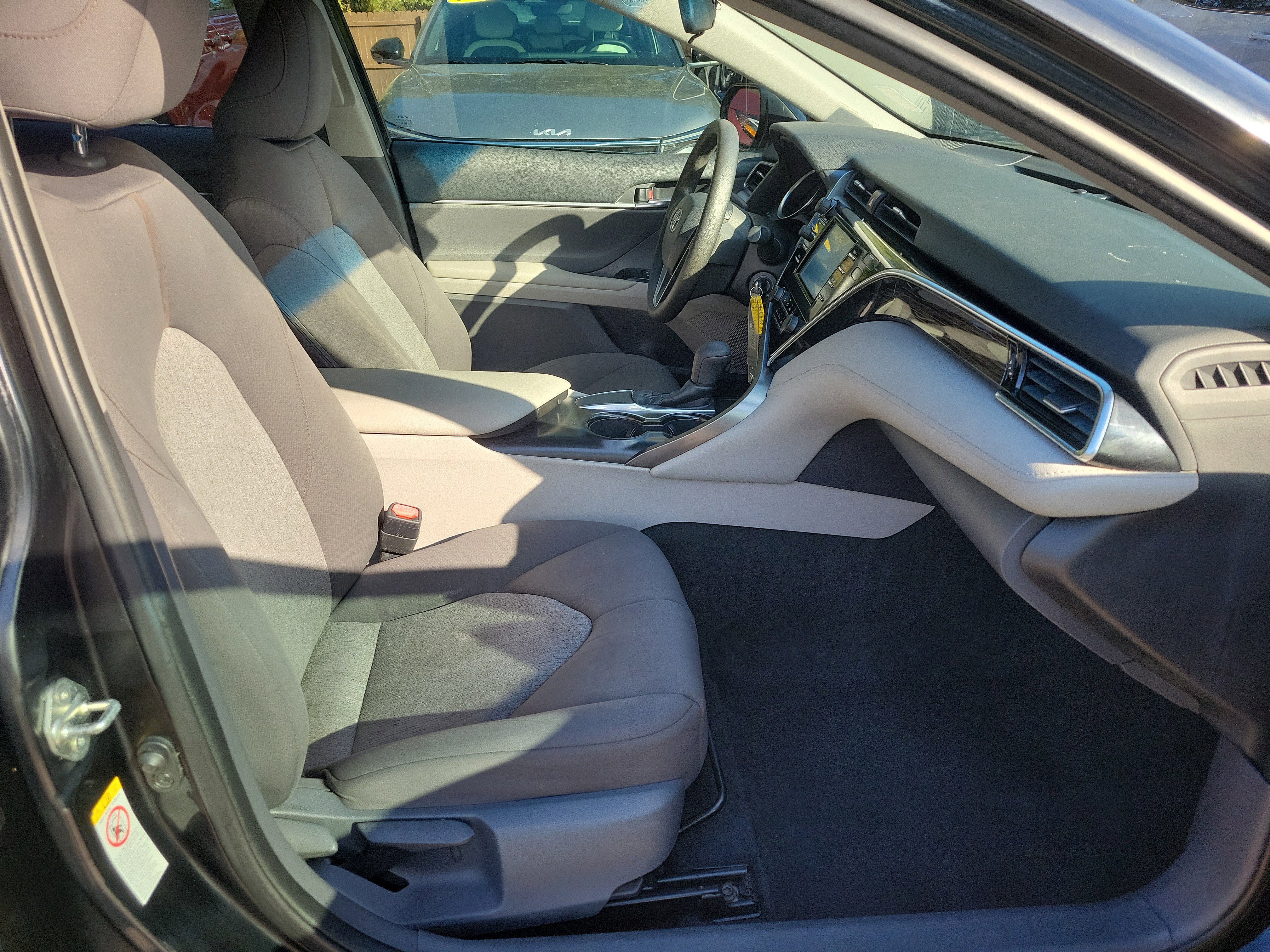 Used 2018 Toyota Camry LE image 7