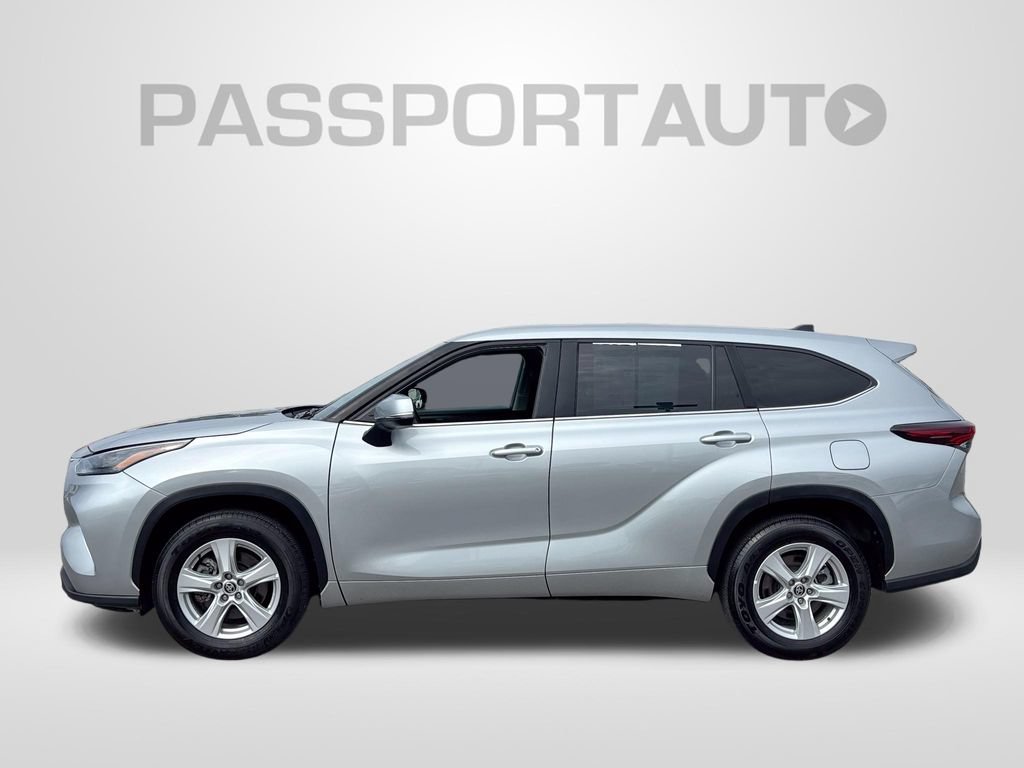 Used 2025 Toyota Highlander LE FWD image 2