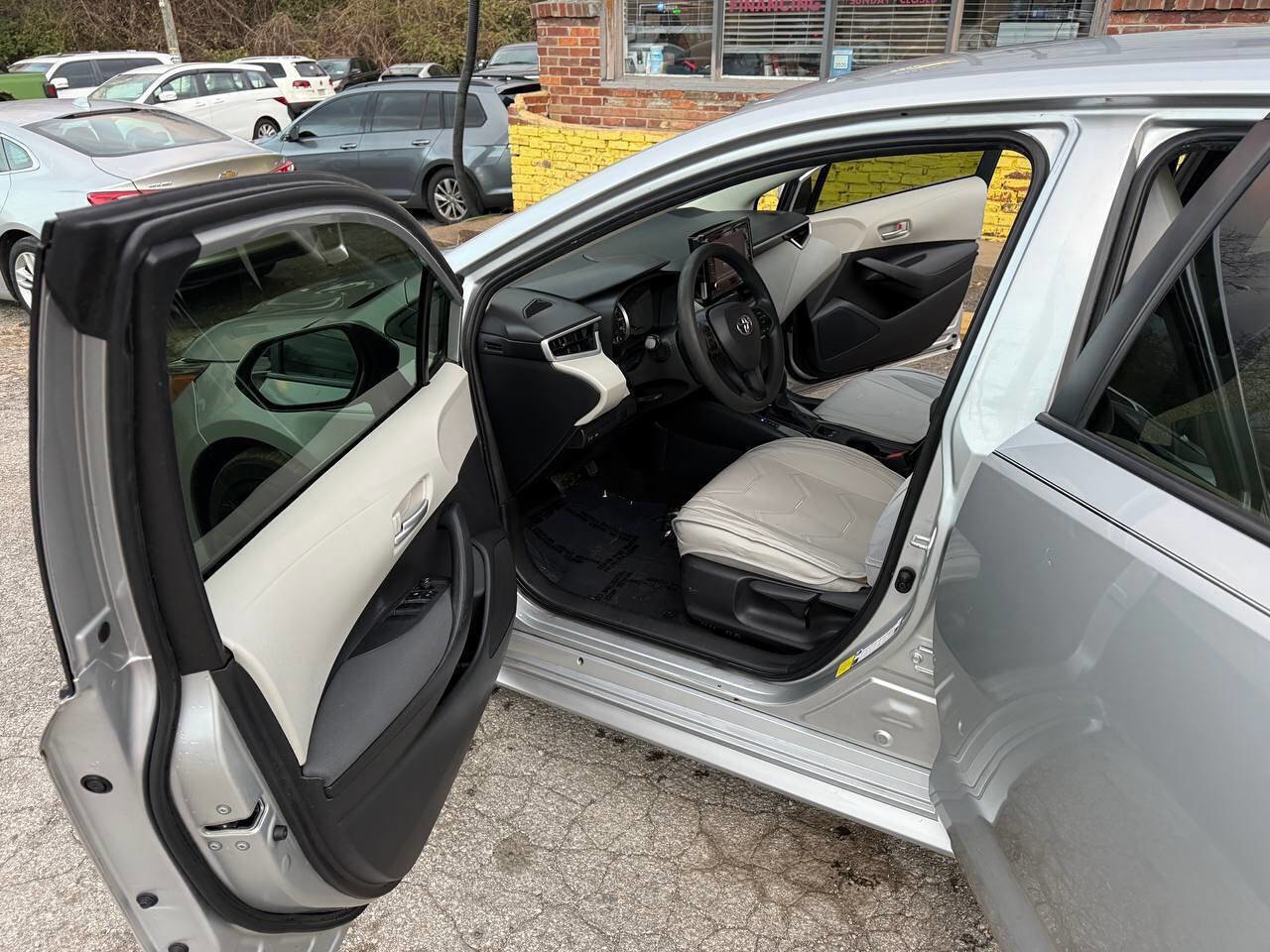 Used 2021 Toyota Corolla LE image 9