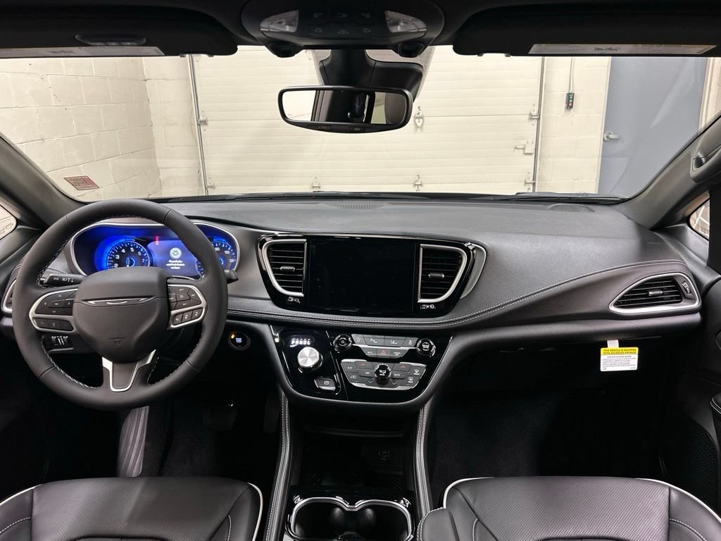 New 2027 Chrysler Pacifica Limited FWD image 18