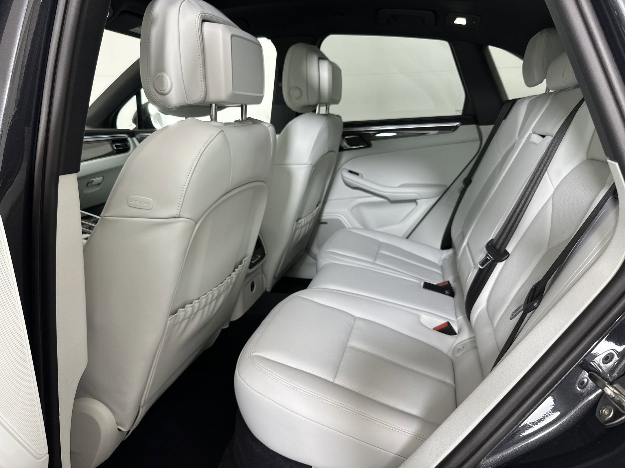 Certified 2025 Porsche Macan image 16