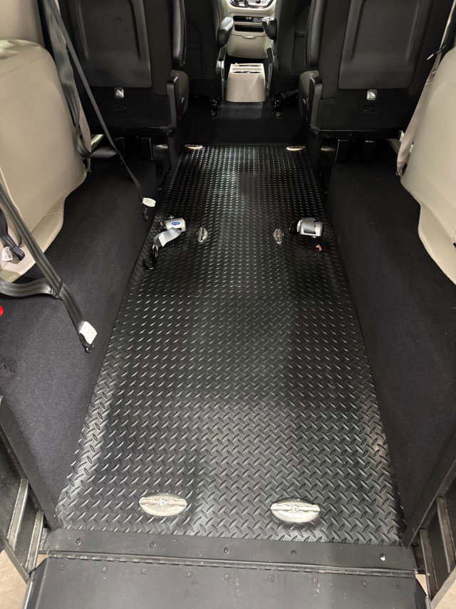 Used 2023 Chrysler Voyager LX image 16