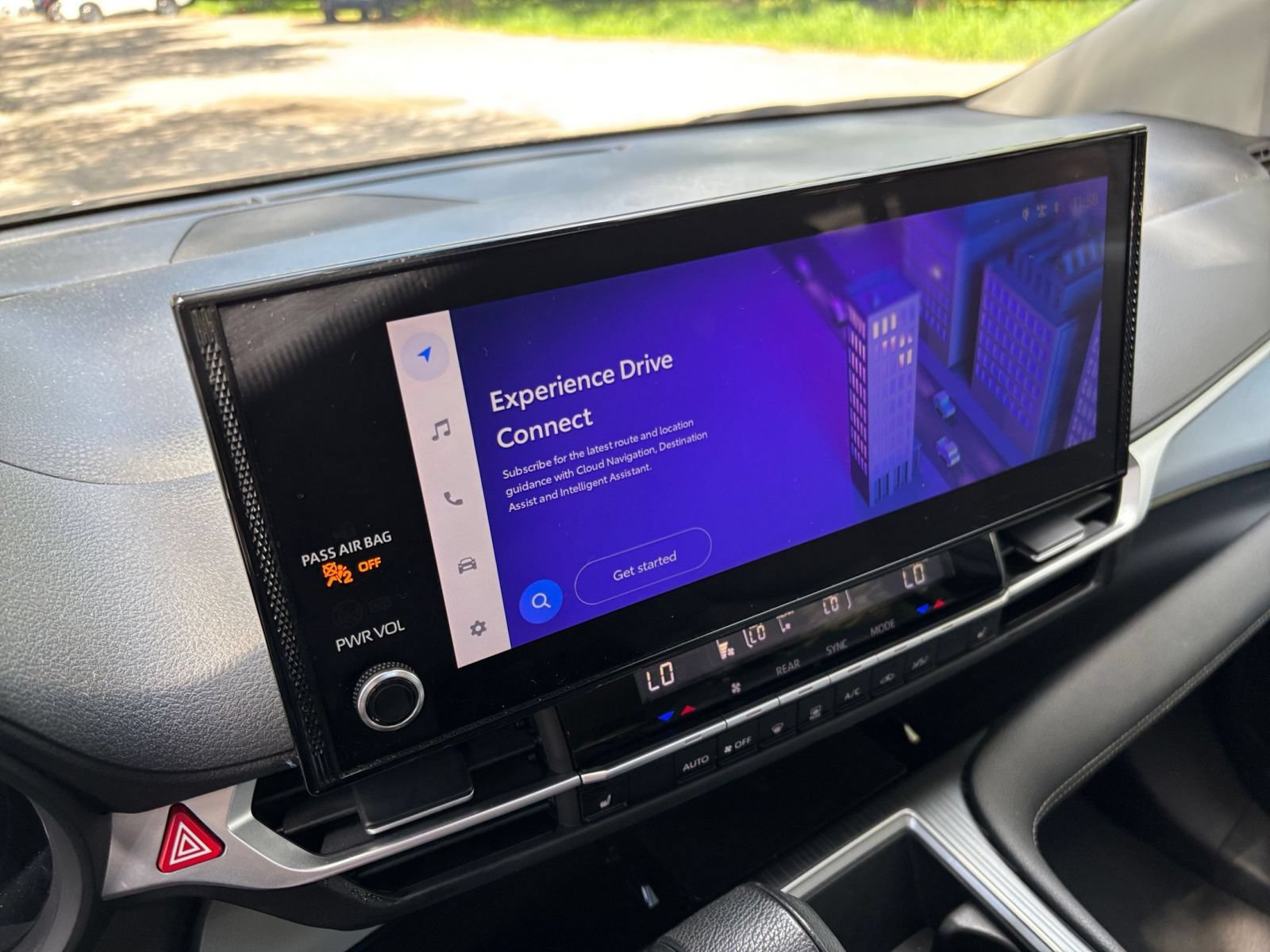 Used 2025 Toyota Sienna XLE FWD image 19