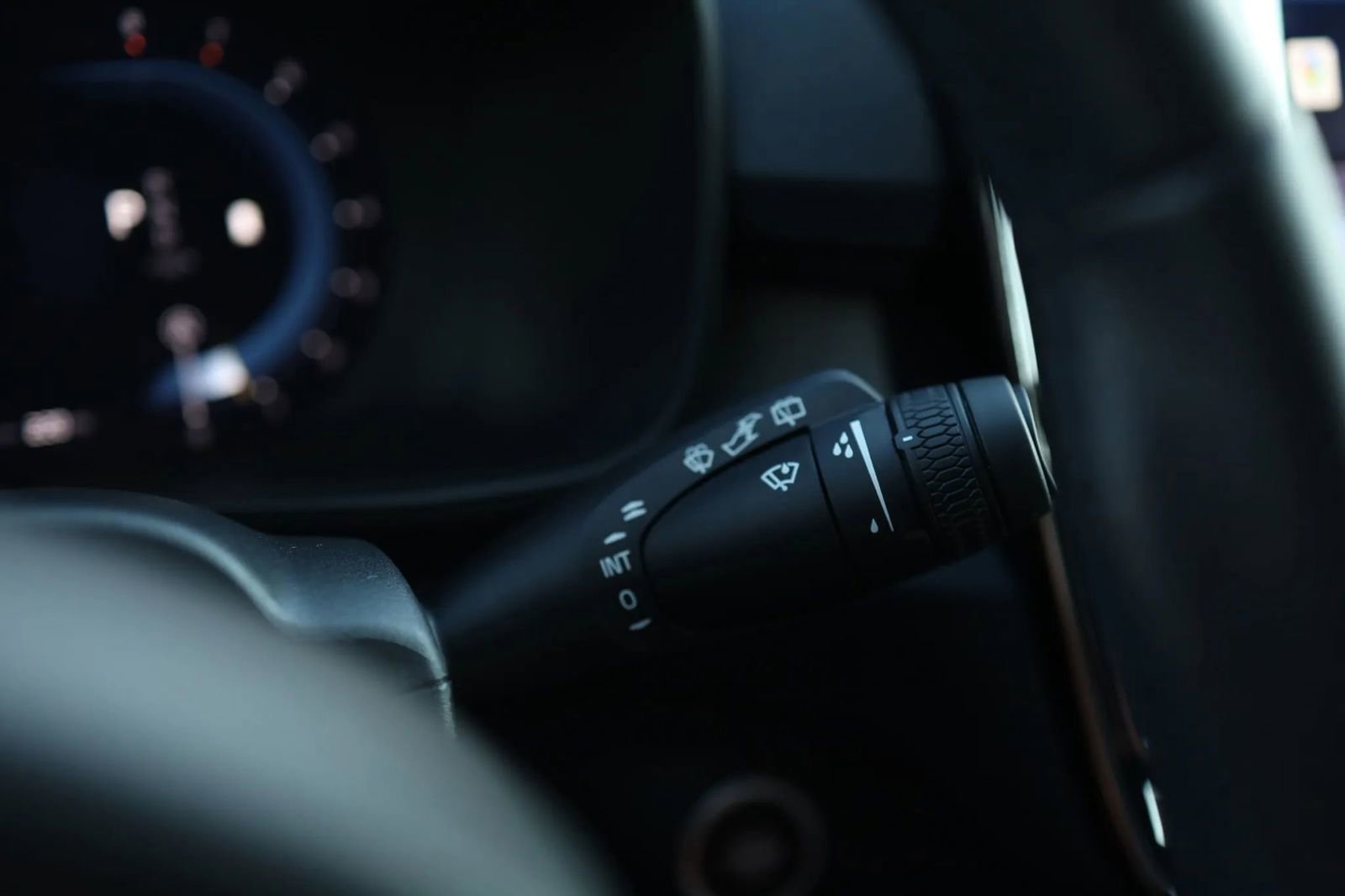 Used 2025 Volvo XC40 B5 Core image 21