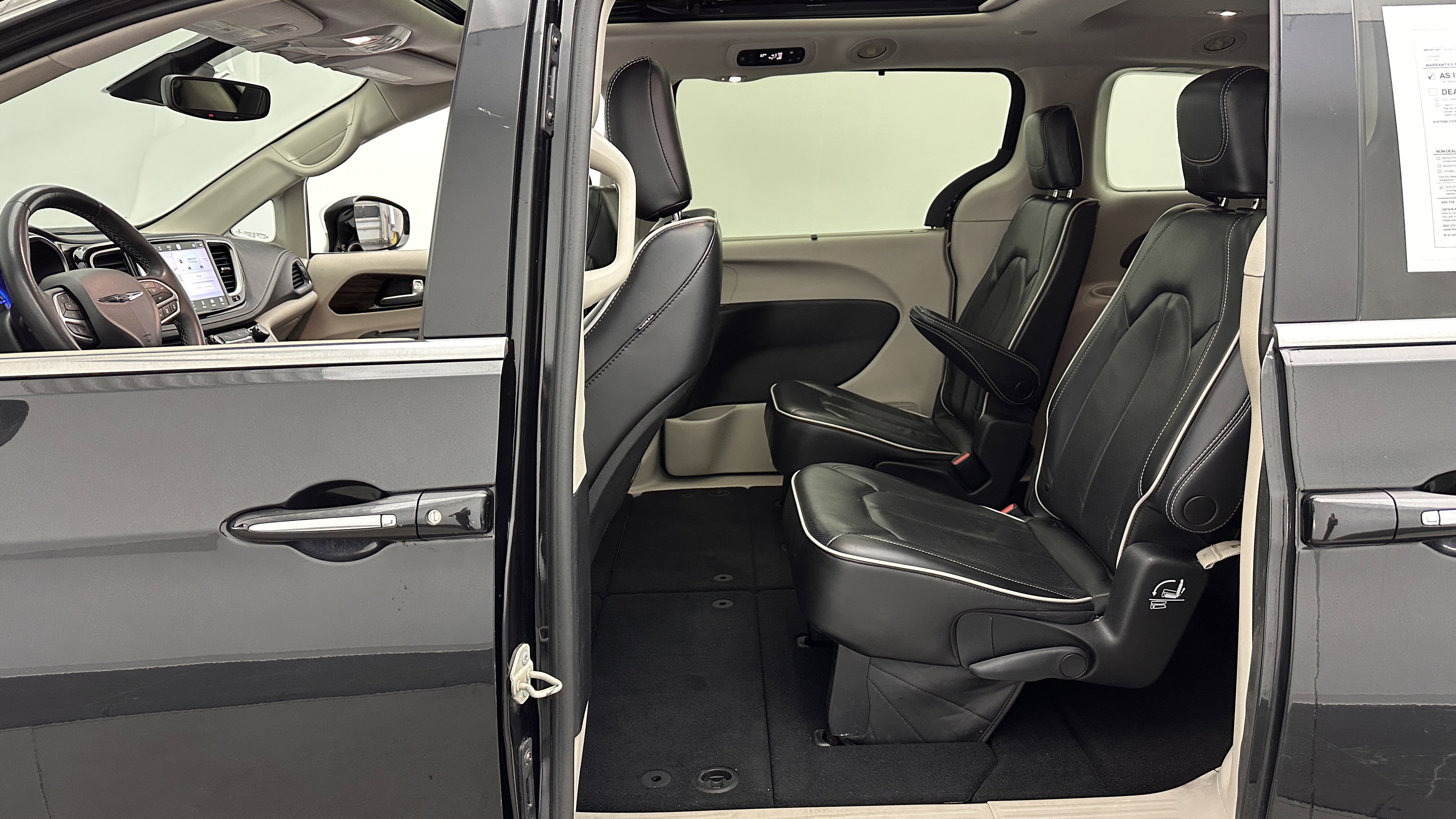 Used 2023 Chrysler Pacifica Limited image 28