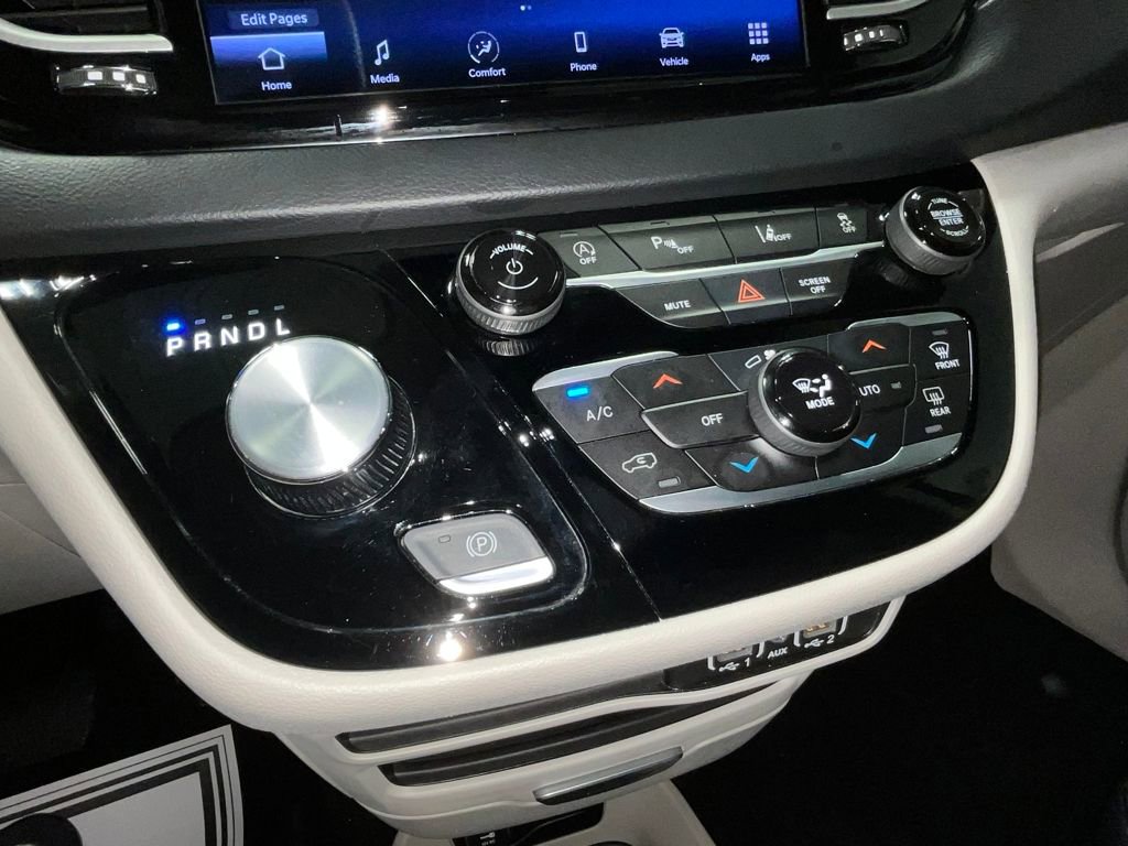 Used 2024 Chrysler Pacifica Touring-L image 37