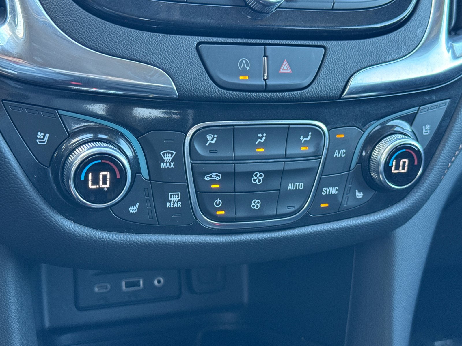 Used 2022 Chevrolet Equinox Premier AWD/4WD image 23