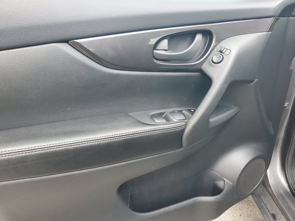 Used 2019 Nissan Rogue S FWD image 16