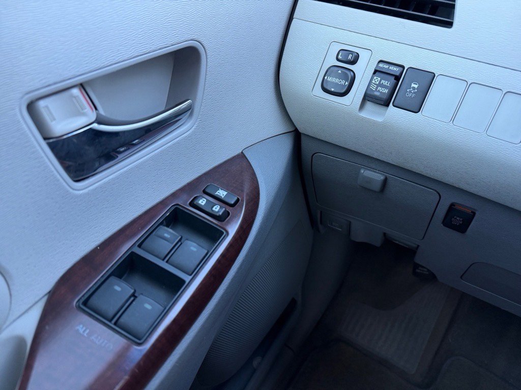 Used 2013 Toyota Sienna XLE image 21