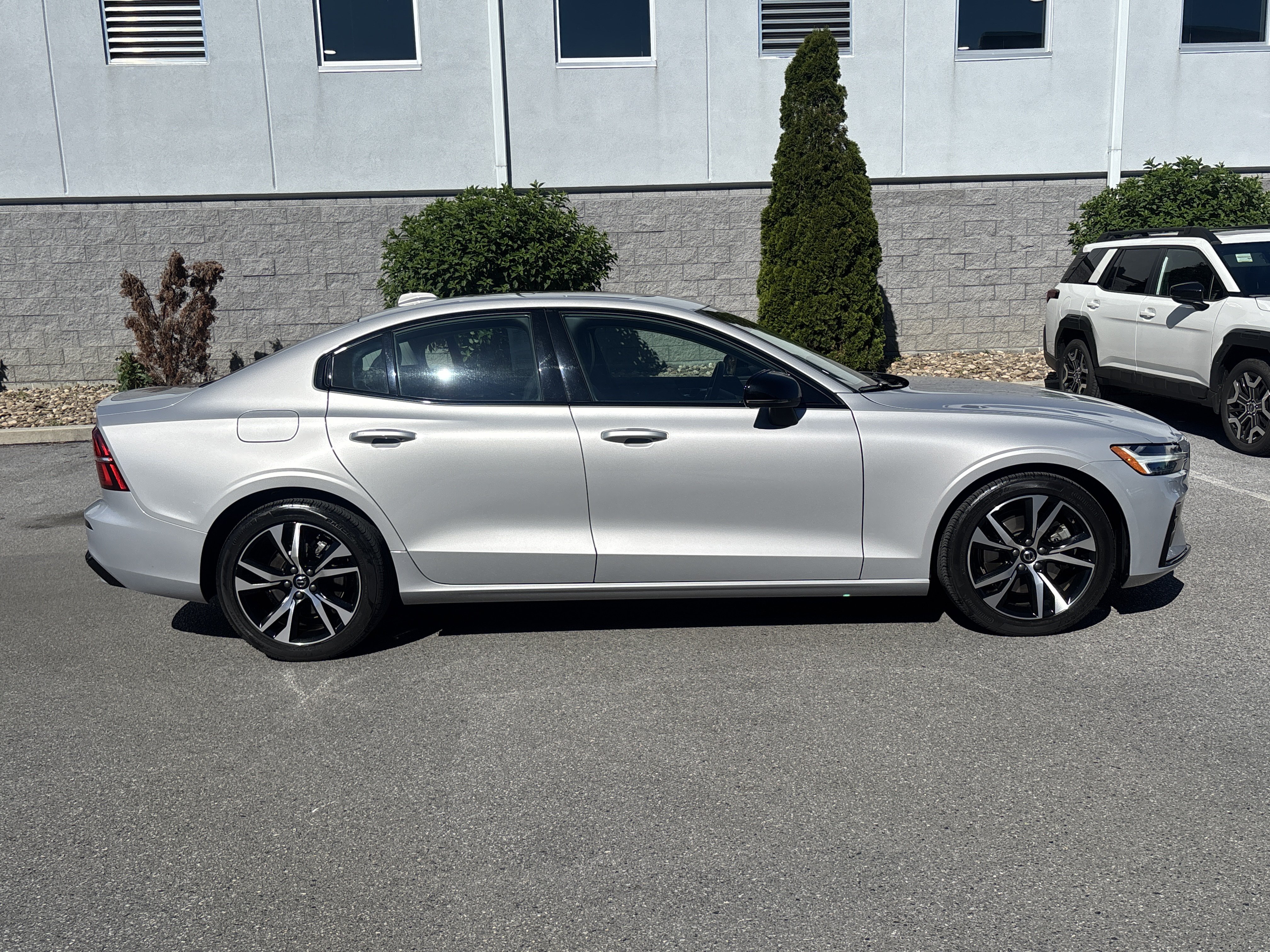 Used 2025 Volvo S60 B5 Core FWD image 25