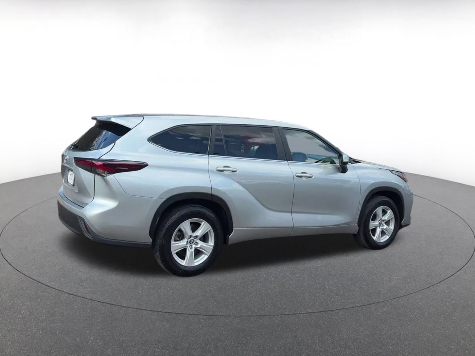 Used 2025 Toyota Highlander LE FWD image 11