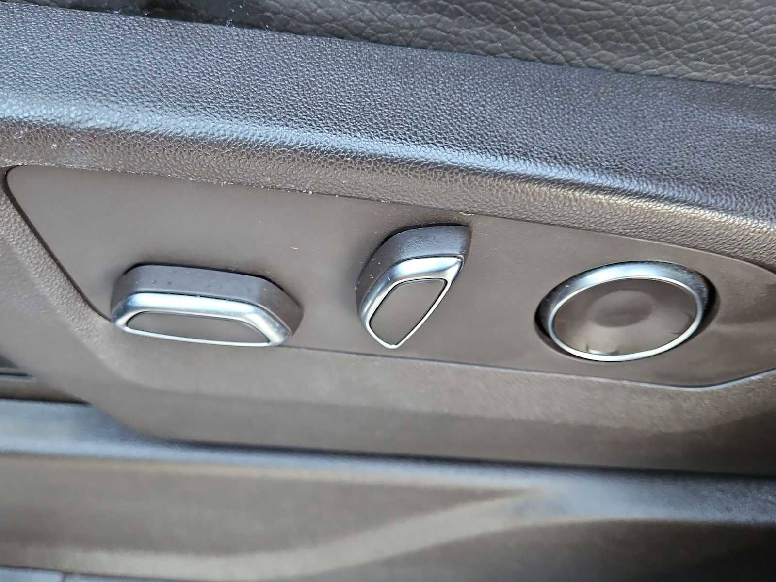 Used 2021 GMC Yukon XL Denali w/ Denali Premium Package image 18