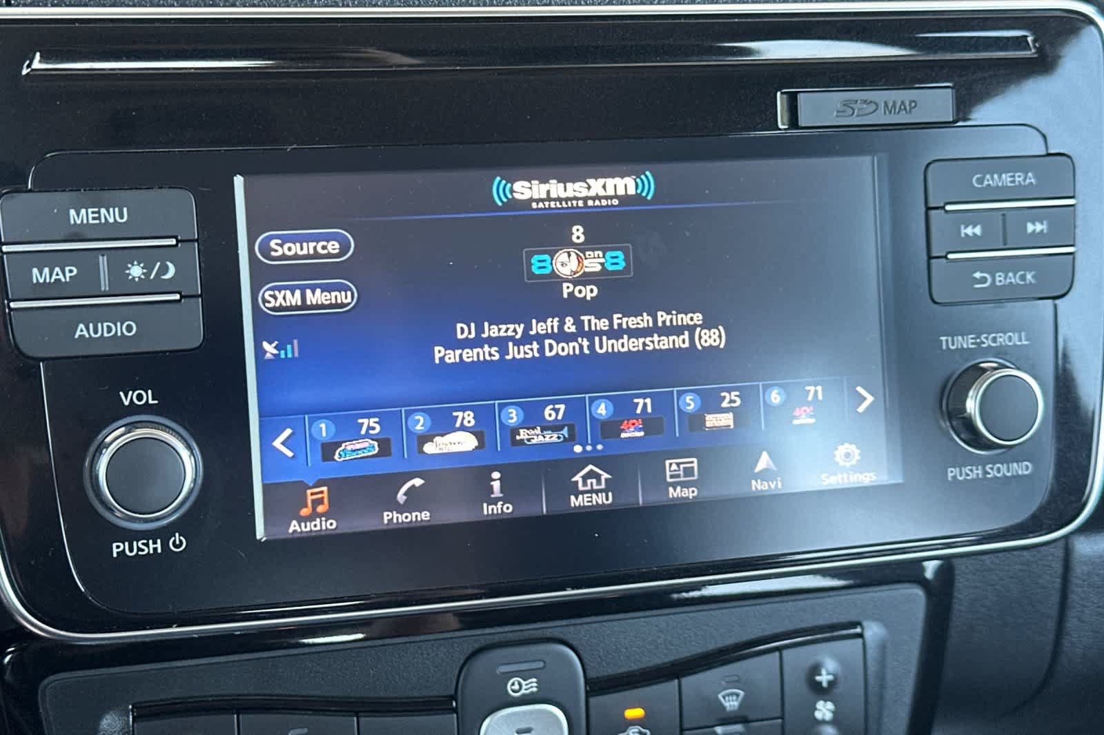 Used 2018 Nissan Leaf SV w/ SV Technology Package FWD image 18