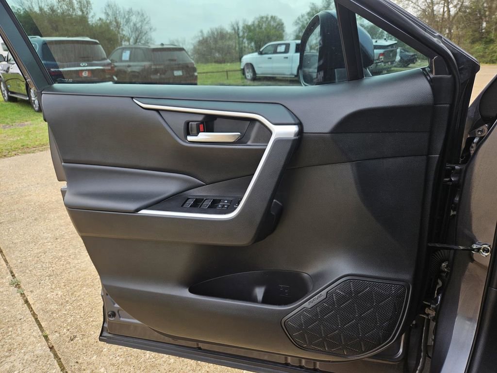 Used 2023 Toyota RAV4 XLE Premium image 10