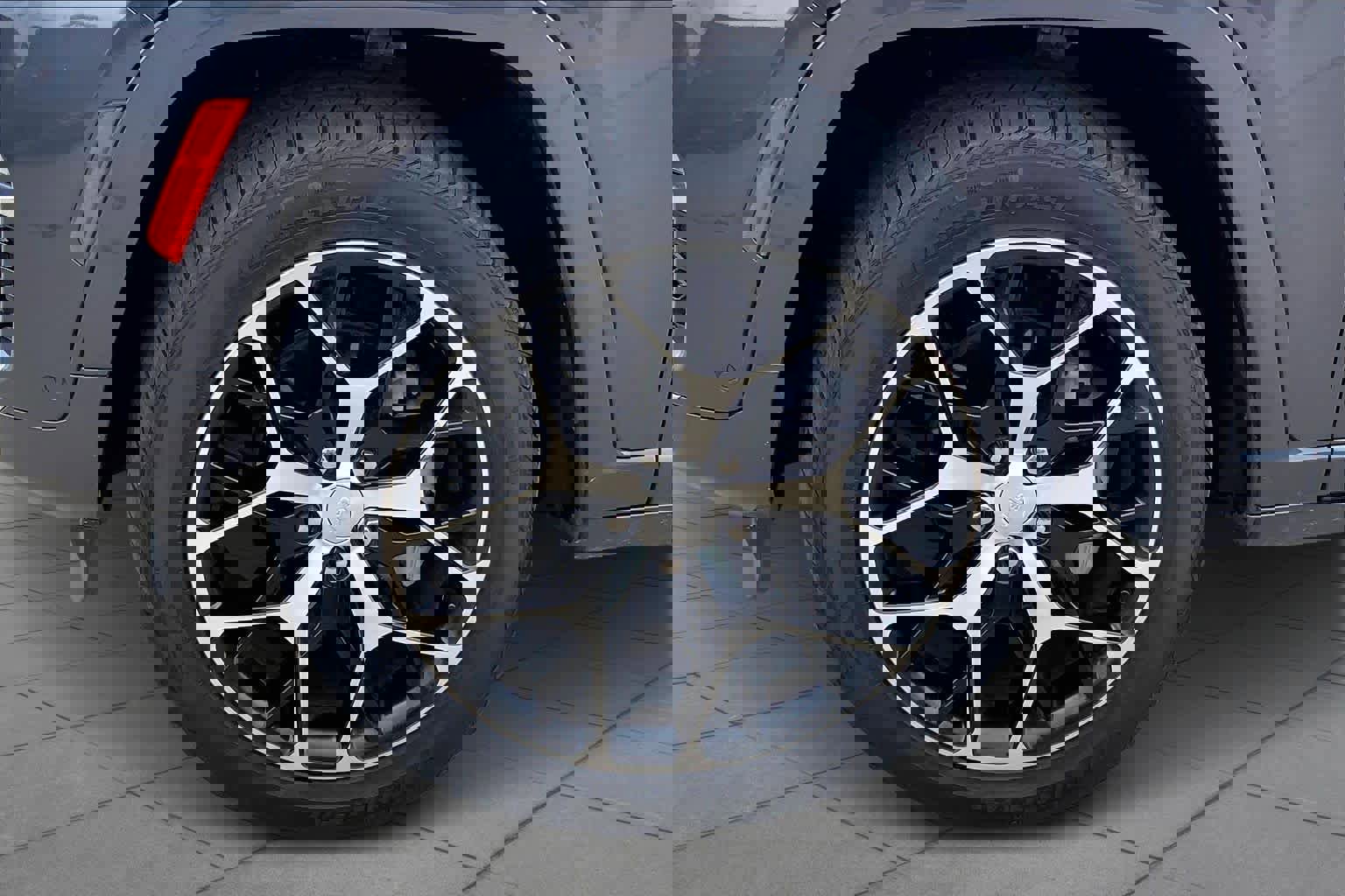 Used 2025 Jeep Grand Cherokee Summit image 11