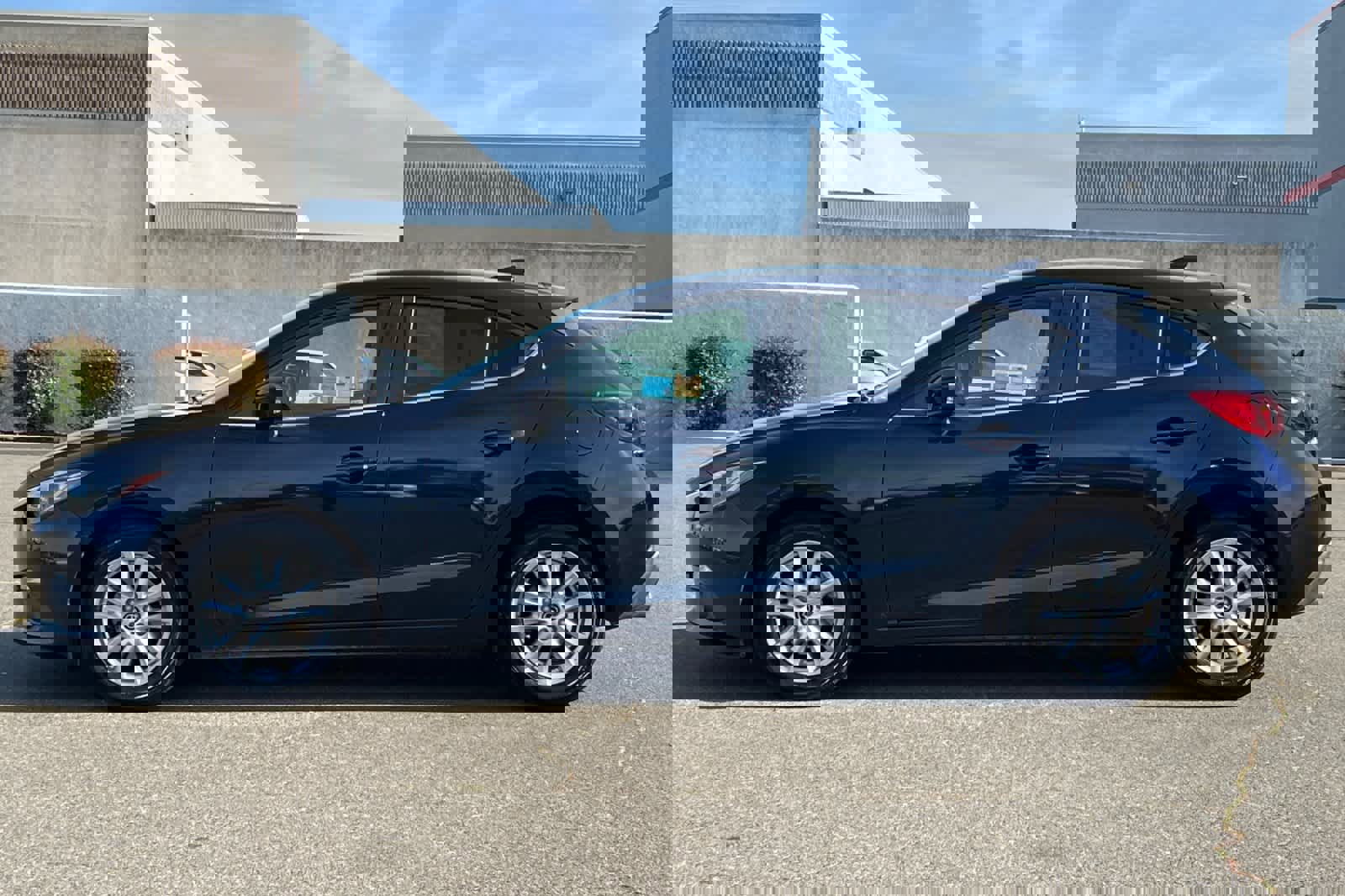 Used 2016 MAZDA MAZDA3 i Touring w/ Popular Equipment Package image 9