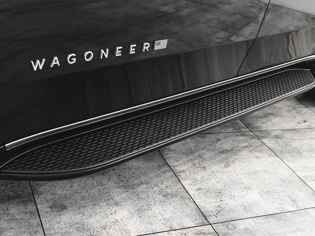 Used 2025 Jeep Wagoneer 4WD image 42