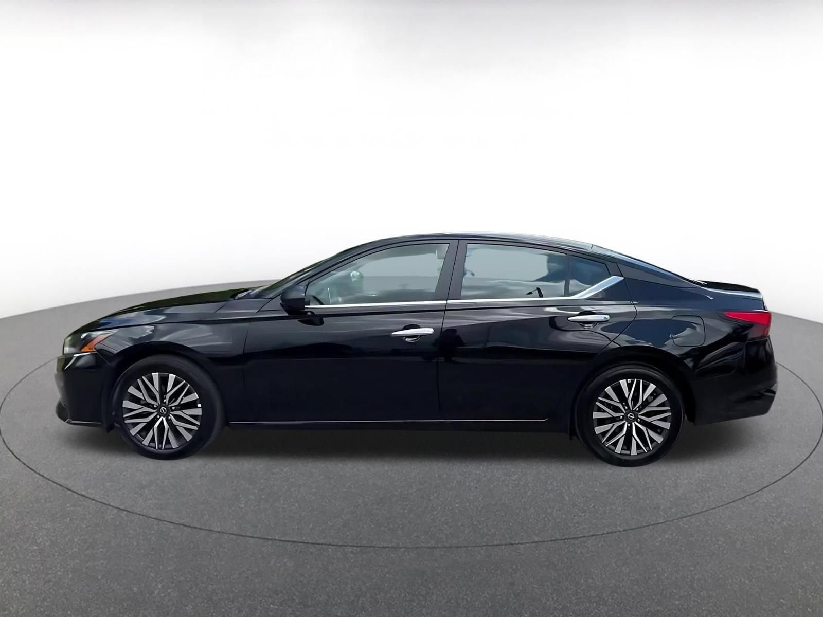 Used 2025 Nissan Altima 2.5 SV FWD image 9
