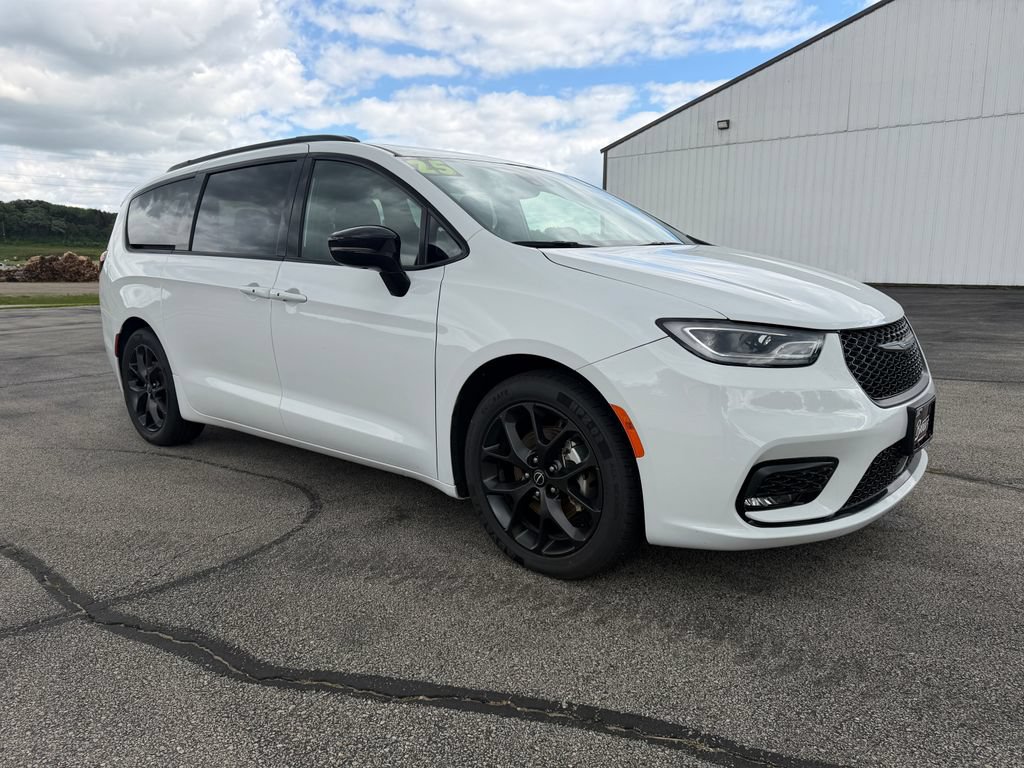 Used 2025 Chrysler Pacifica Limited FWD image 3