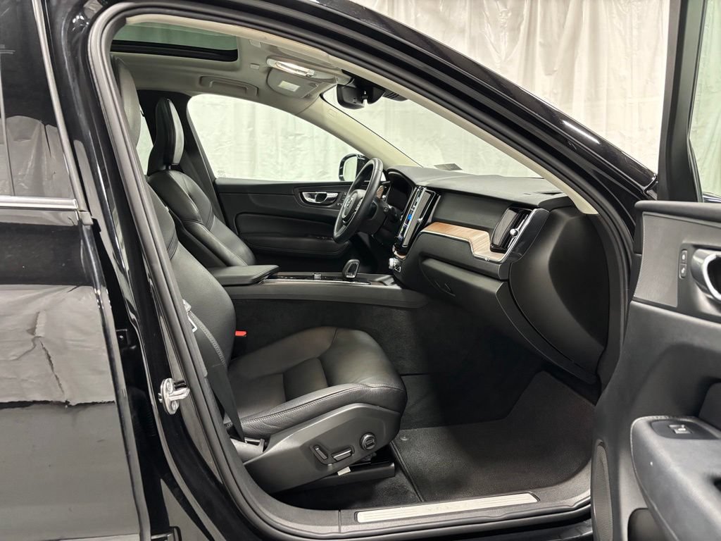Used 2022 Volvo XC60 B5 Momentum w/ Climate Package AWD/4WD image 52