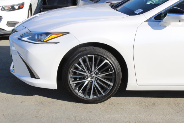 Certified 2025 Lexus ES 300h w/ Premium Package FWD image 4