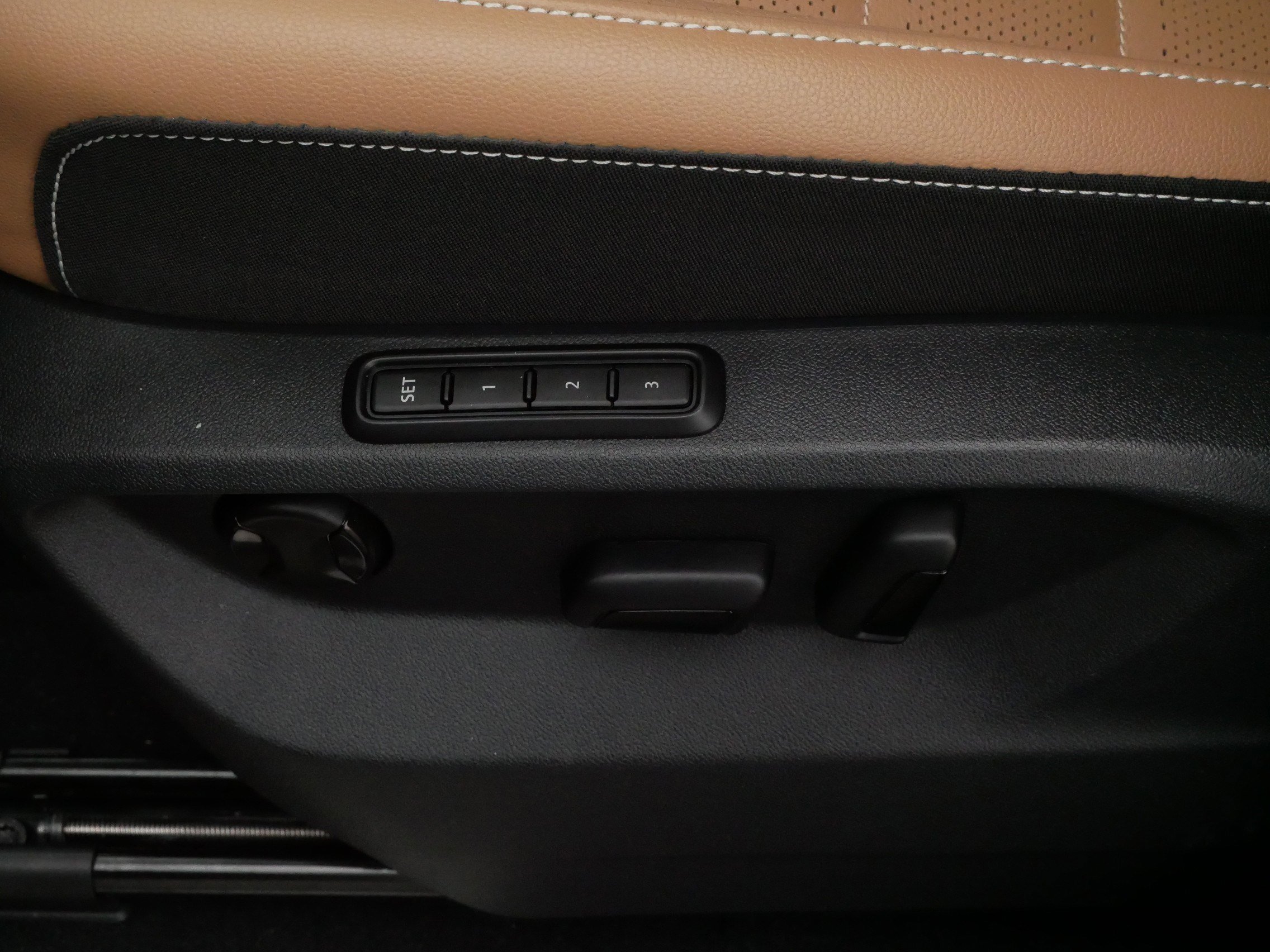 Certified 2025 Volkswagen Atlas Cross Sport SEL R-Line image 22