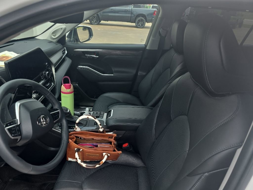Used 2023 Toyota Highlander Limited FWD image 6