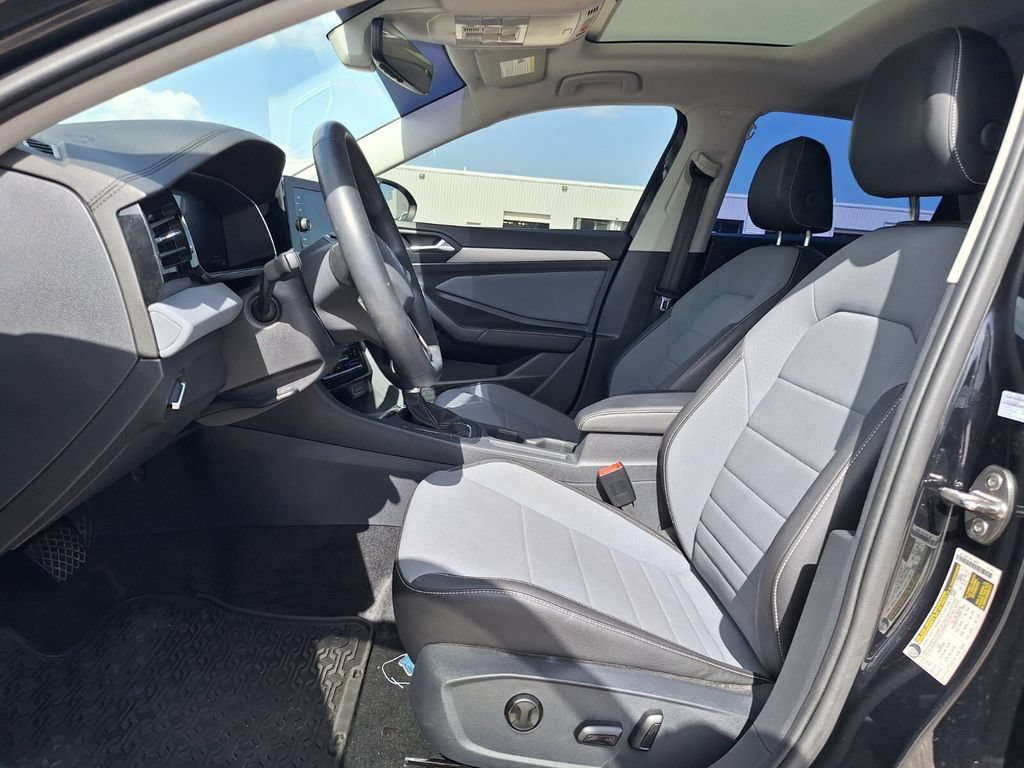 Used 2025 Volkswagen Jetta SE FWD image 9