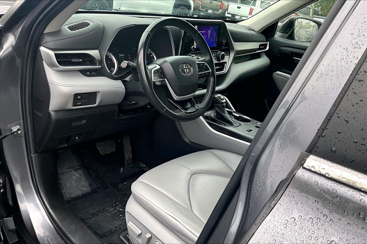 Used 2023 Toyota Highlander XLE AWD/4WD image 13