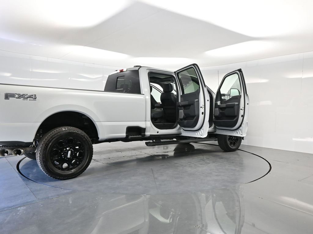 Used 2026 Ford F350 Lariat w/ Black Appearance Package image 5