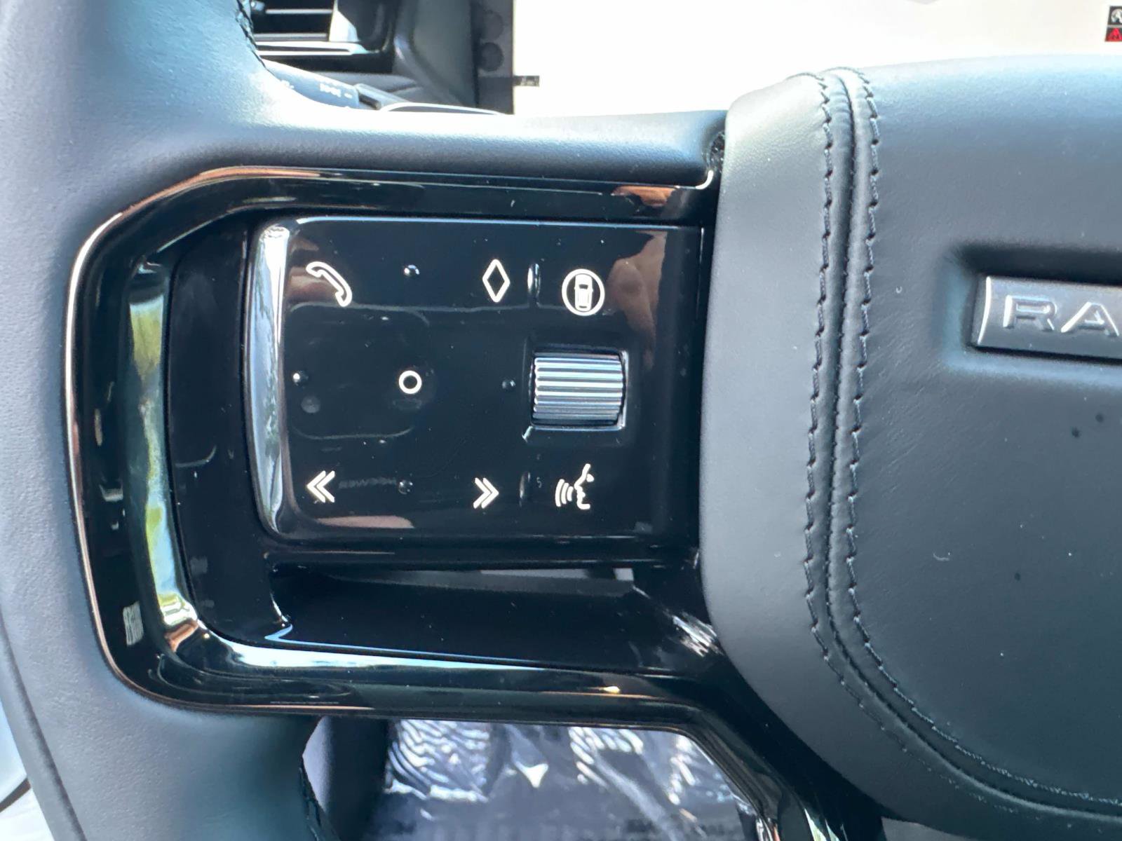 New 2026 Land Rover Range Rover Velar Dynamic SE image 32