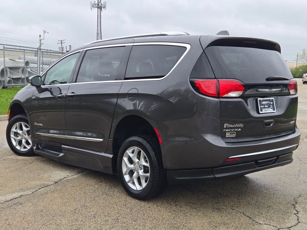Used 2020 Chrysler Pacifica Limited w/ Advanced Safetytec Group FWD image 14