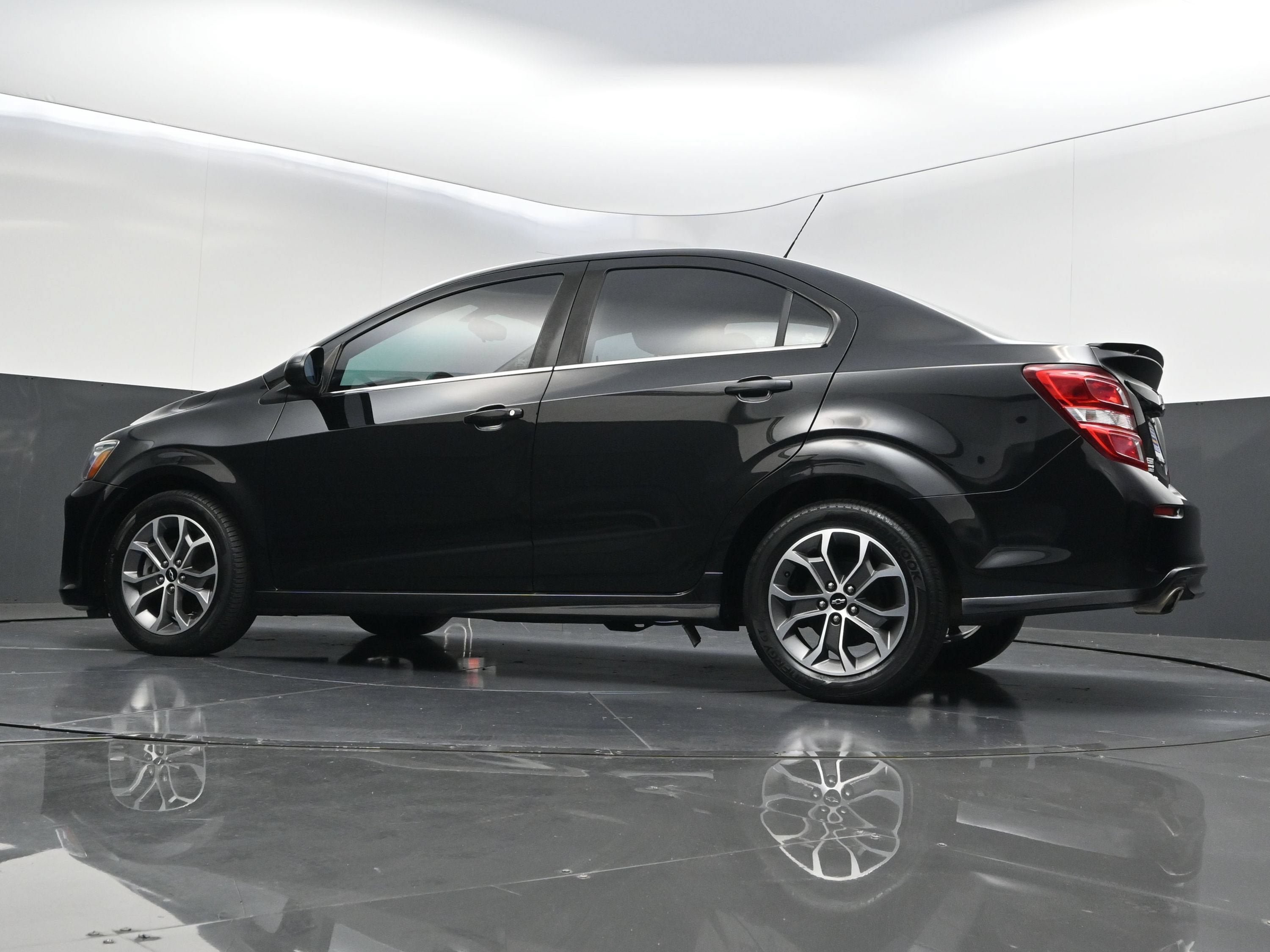 Used 2020 Chevrolet Sonic LT FWD image 40