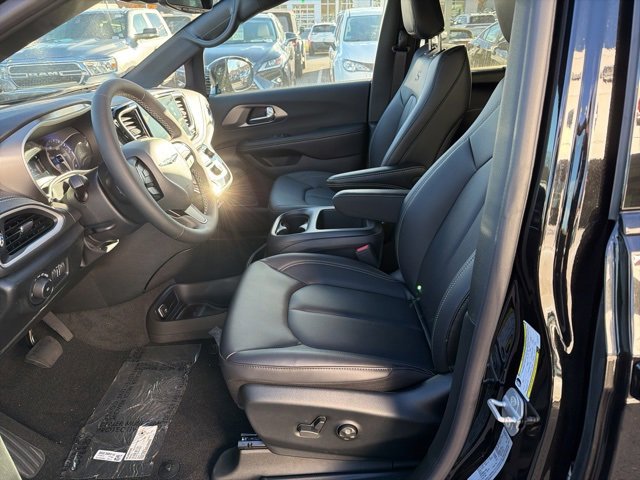 New 2026 Chrysler Pacifica Select image 8
