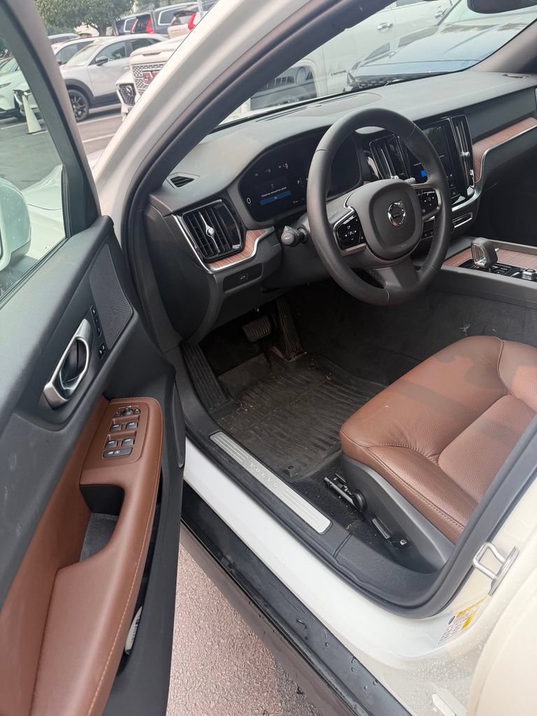 Used 2024 Volvo V60 B5 Cross Country Plus AWD/4WD image 4
