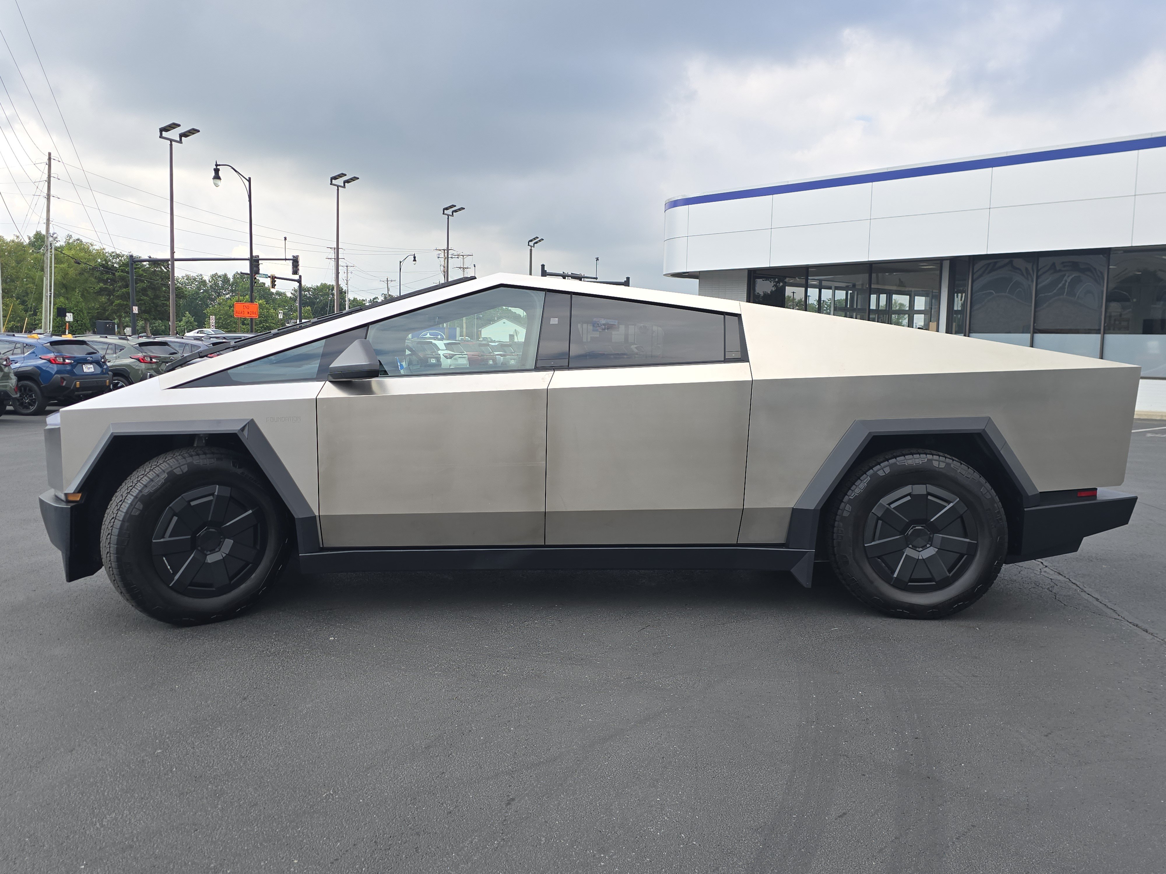 Used 2024 Tesla Cybertruck AWD Crew Cab image 4