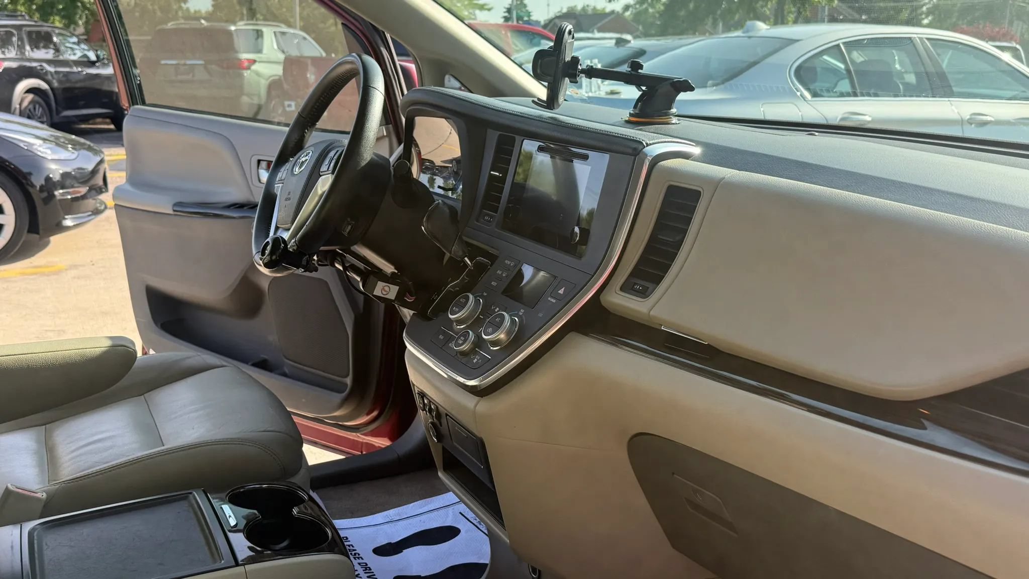 Used 2015 Toyota Sienna XLE FWD image 15