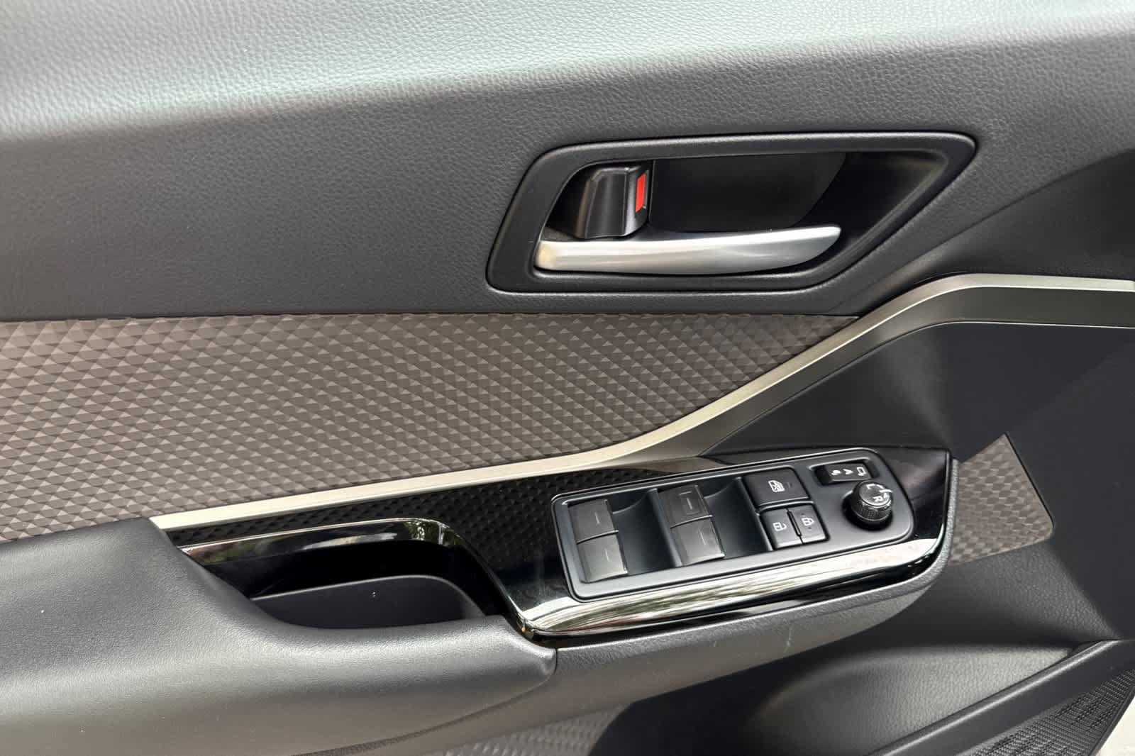 Used 2022 Toyota C-HR Limited FWD image 12