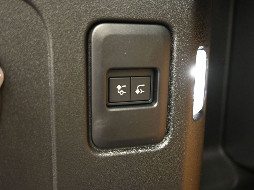 New 2026 Land Rover Defender 110 OCTA AWD/4WD image 17
