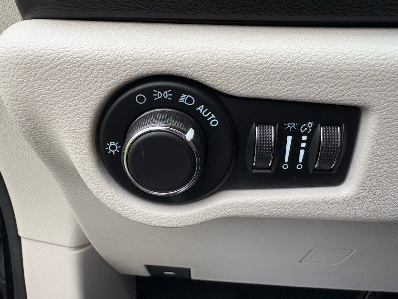 Used 2022 Chrysler Voyager LX image 11