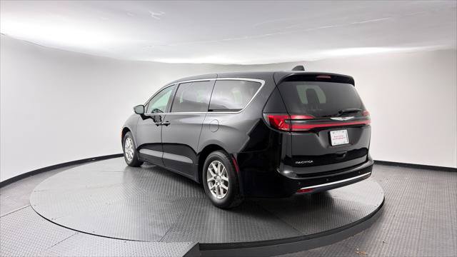 Used 2024 Chrysler Pacifica Touring-L FWD image 6