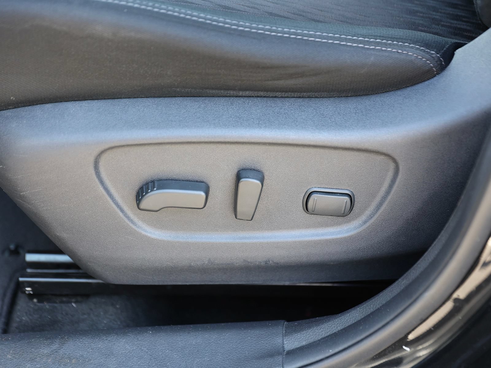 Used 2018 Nissan Rogue SV AWD/4WD image 18