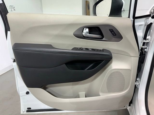 Used 2023 Chrysler Pacifica Touring-L image 11