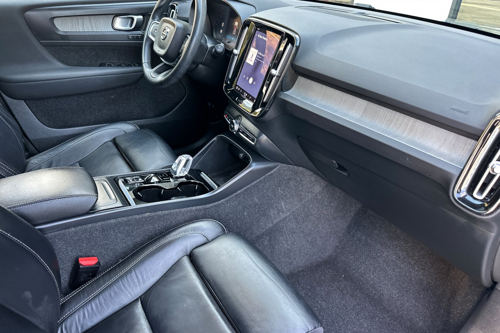 Used 2023 Volvo XC40 B4 Ultimate FWD image 17