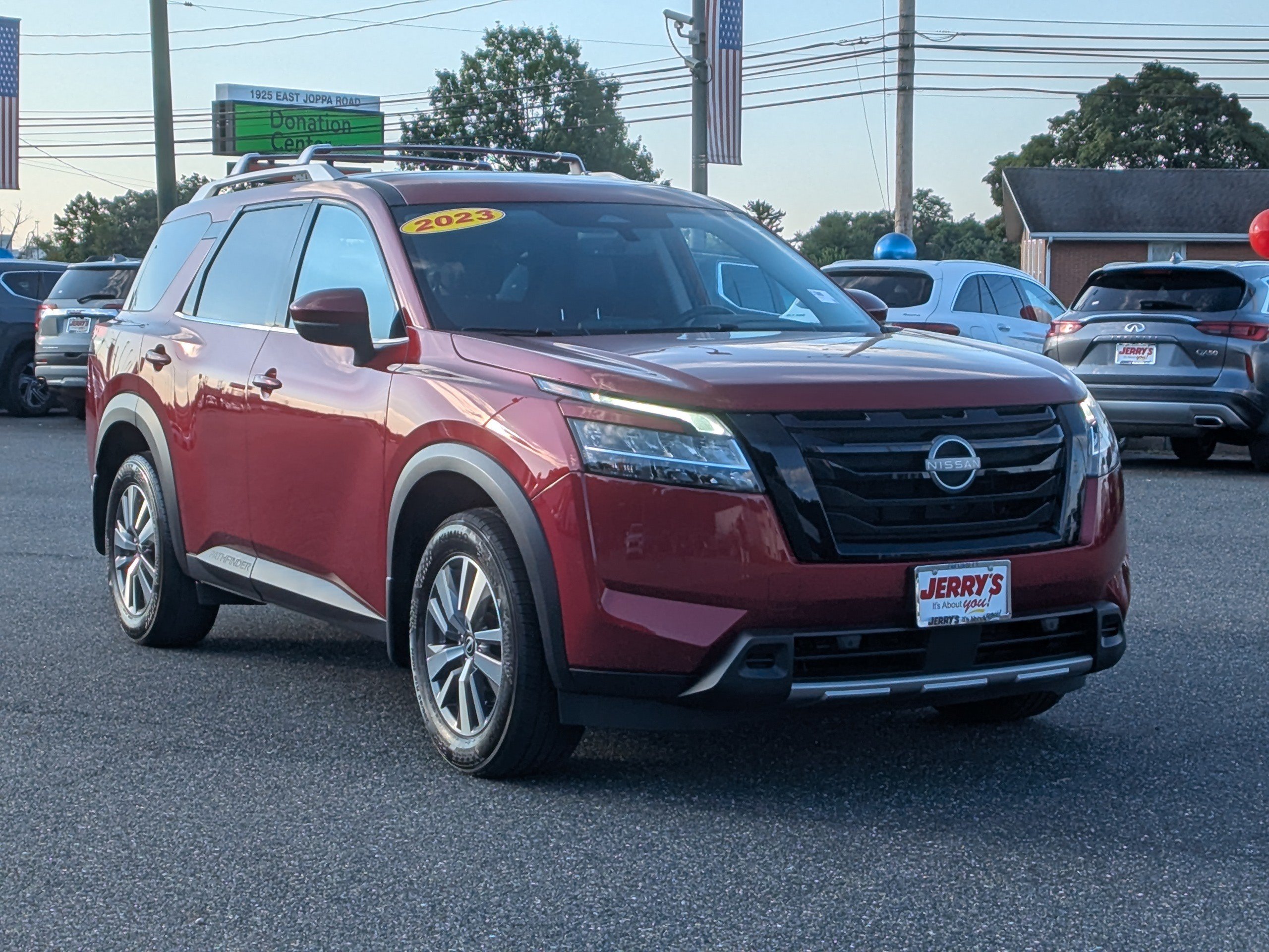 Used 2023 Nissan Pathfinder SL w/ Black Appearance Package AWD/4WD image 2