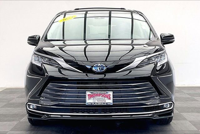 Used 2024 Toyota Sienna Limited image 2
