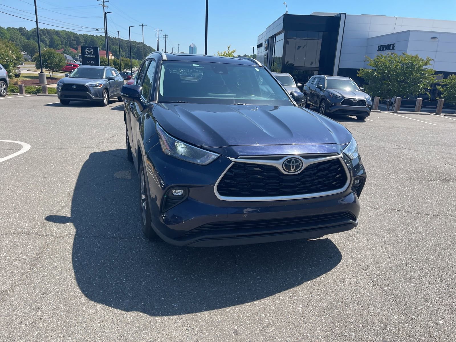 Used 2023 Toyota Highlander XLE FWD image 1