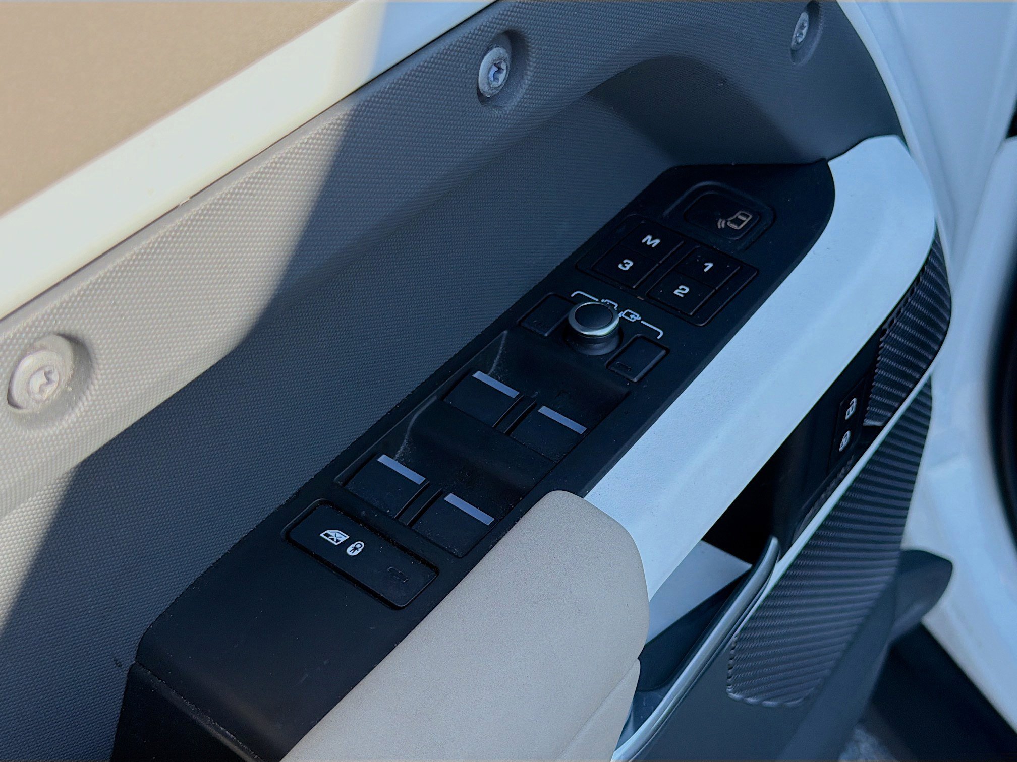 Used 2022 Land Rover Defender 110 SE image 23